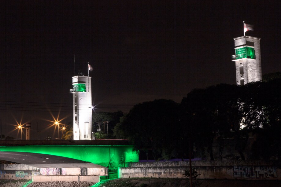 <strong>São Paulo (SP) — Ponte das Bandeiras</strong>A ponte que cruza o famoso rio Tietê foi iluminada também no ano passado