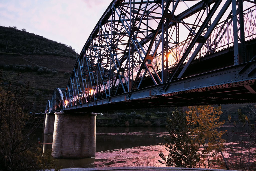 Ponte metálica que identifica <strong>Peso da Régua</strong> no curso do Douro Ponte metálica que identifica <strong>Peso da Régua</strong> no curso do Douro