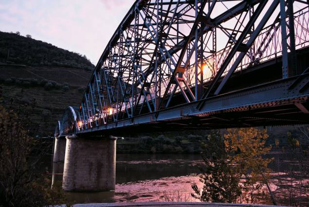 Ponte metálica que identifica <strong>Peso da Régua</strong> no curso do Douro