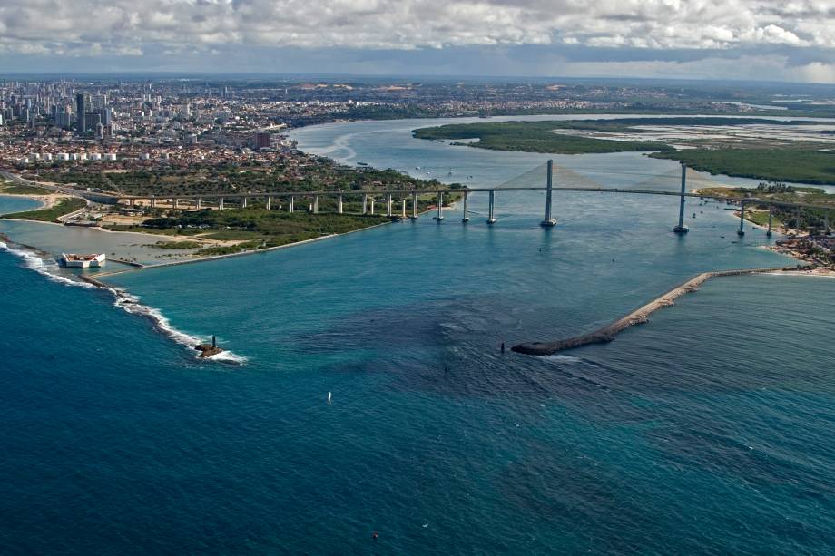 <strong>Ponte Newton Navarro</strong><br /> <br /> Inaugurada em 2007, a Ponte Newton Navarro liga o Centro à Zona Norte e é o caminho mais rápido para se chegar às dunas de Genipabu
