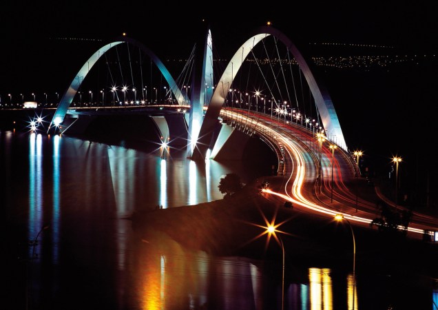 Os três arcos sobre a ponte de 1,2 quilômetro de extensão, inaugurada em 2002, são inspirados no movimento de uma pedra quicando sobre o espelho d’água