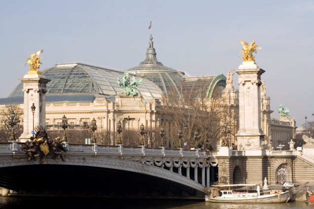 Ponte mais elegante e dourada da capital francesa, a Alexandre III ficou pronta em 1900 e sua decoração heterogênea tem dedos de diversos artistas