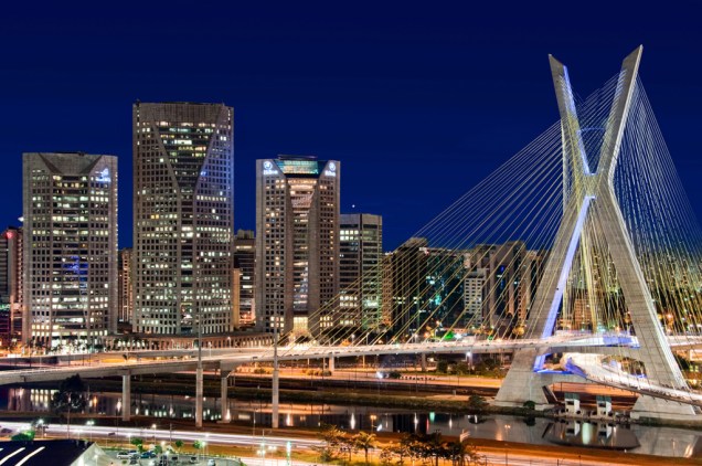 A Ponte Octávio Frias de Oliveira, em São Paulo (SP), também chamada de Ponte Estaiada, por ser composta de estais - cabos de aço ou hastes que a sustentam - tem um formato único no mundo: duas pistas curvadas conectadas à mesma torre, em formato da letra X