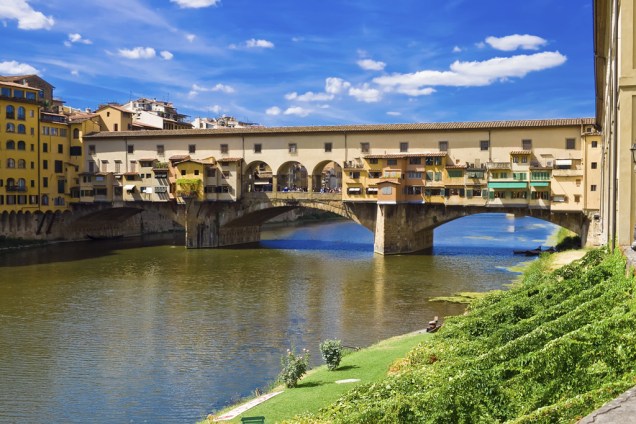 Construída em 1345, a Ponte Vecchio, em Florença (Itália), abrigava lojas de peixeiros e açougueiros. Ao fim do século 16, depois de resolvido o problema de poluição do Rio Arno, o grão-duque Fernando I expulsou os ocupantes e alugou o espaço para ourives e joalheiros