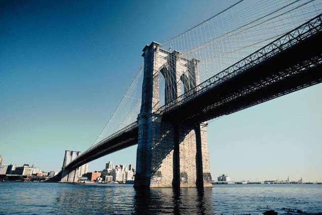 Situada sobre o Rio East, a Ponte do Brooklyn possui quase dois quilômetros de extensão e foi erguida em estilo gótico. Hoje, ela é um dos grande cartões-postais de Nova York, visitada em larga escala pelos turistas