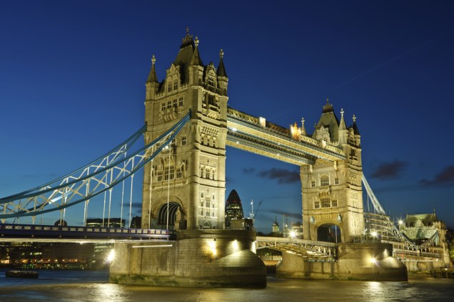A construção da Tower Bridge, em Londres (Inglaterra), durou oito anos e foi concluída em 1894. Dois grandes píeres foram imersos no leito do rio para suportar a estrutura feita com mais de 11 toneladas de aço. Em 1910, foi aberta ao público com a exposição permanente "The Tower Bridge Experience"