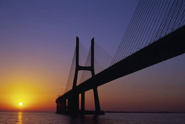 Inaugurada em 1998, a Ponte Vasco da Gama é a maior da Europa, com 17 quilômetros de comprimento. Com 150 metros de altura, está entre as construções mais altas de Portugal