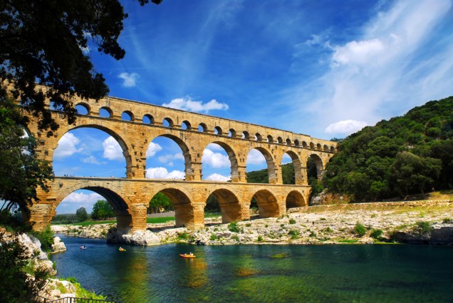 O aqueduto romano de Nîmes, de 50 quilômetros de extensão, demorou 15 anos para ser construído entre 60 a.C. e 40 a.C., durante os impérios de Cláudio e Nero. Diversas estruturas fazem a ligação entre Uzès e Nîmes, no sul da França, mas, entre elas, a Pont du Gard tem o visual mais impressionante