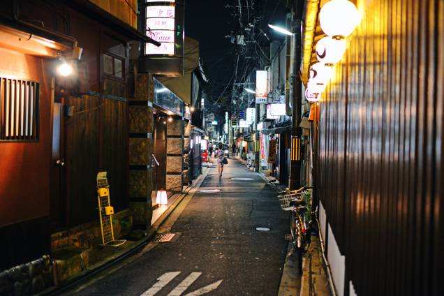 Pontocho é uma longa, escura e estreita ruela, quase um beco. Em qualquer lugar do mundo seria um lugar potencialmente perigoso, mas no Japão isso nunca é um problema Pontocho é uma longa, escura e estreita ruela, quase um beco. Em qualquer lugar do mundo seria um lugar potencialmente perigoso, mas no Japão isso nunca é um problema