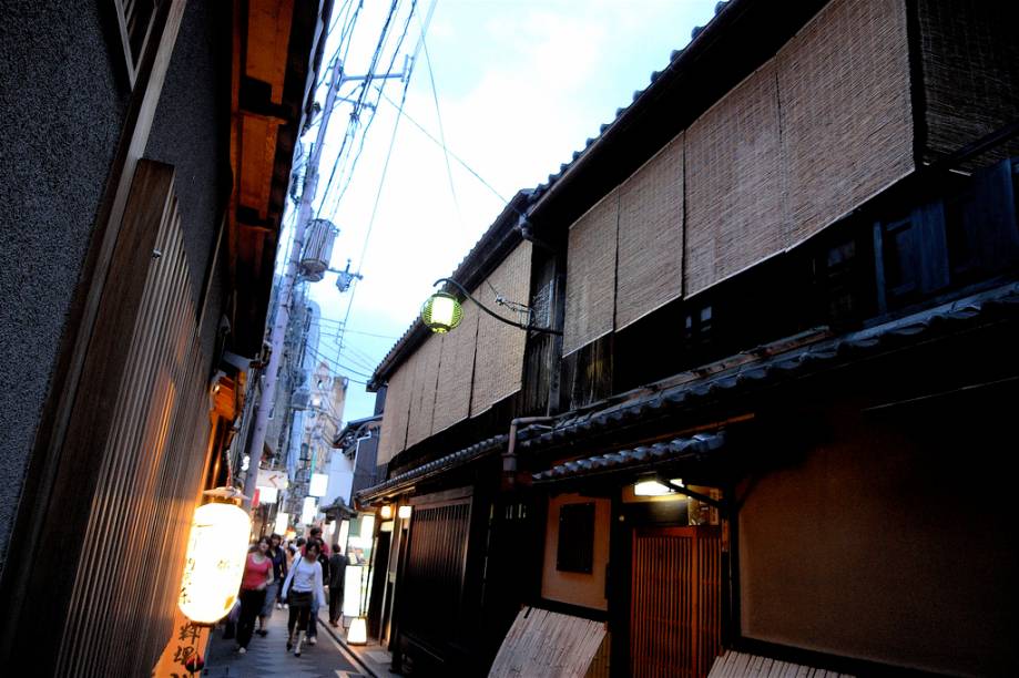 O estreito e longo beco de Pontocho possui dezenas de bares e restaurantes