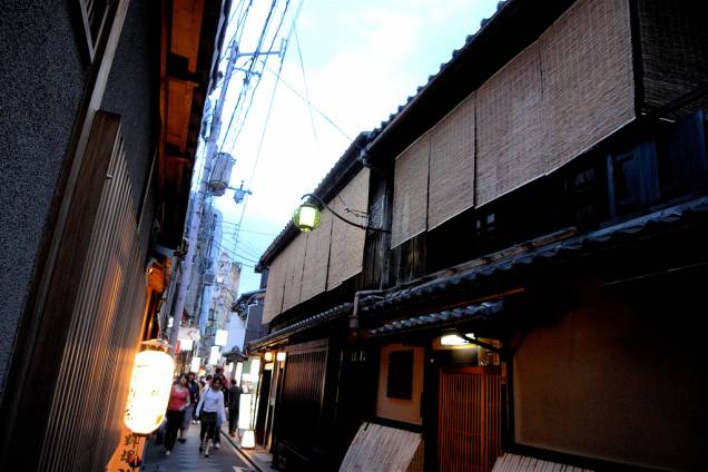O estreito e longo beco de Pontocho possui dezenas de bares e restaurantes O estreito e longo beco de Pontocho possui dezenas de bares e restaurantes