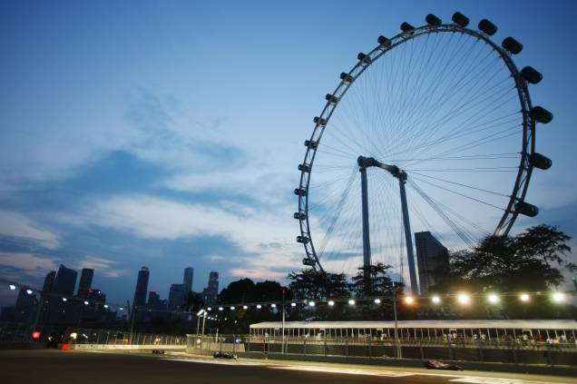 Com 165 metros de altura (o equivalente a um prédio de 42 andares), a roda-gigante de observação de <a href="http://viajeaqui.abril.com.br/paises/cingapura" target="_blank">Cingapura</a> já foi a maior do mundo – hoje é uma das grandes atrações da Ásia toda. Lá do alto é possível admirar o skyline de Marina Bay e, dependendo do clima, dá para ver pedacinhos das vizinhas <a href="http://viajeaqui.abril.com.br/paises/malasia" target="_self">Malásia</a> e <a href="http://viajeaqui.abril.com.br/paises/indonesia" target="_self">Indonésia</a>. São 28 cabines com ar-condicionado com capacidade para 28 passageiros cada e, mediante reserva, é possível jantar lá mesmo. Uma volta completa dura cerca de 30 minutos e mestres do Feng Shui convenceram os operadores a mudar a direção de sentido anti-horário para sentido horário. Lojinhas, bares e restaurantes ao seu redor também valem o passeio