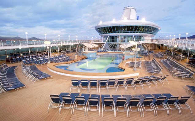 Piscina do navio de cruzeiros Splendour of the Seas, da companhia Royal Caribbean International.