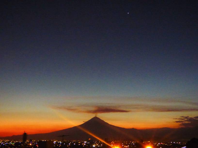 <a href="http://viajeaqui.abril.com.br/cidades/mexico-cidade-do-mexico" target="_blank" rel="noopener"><strong>Popocatepetl, México</strong></a><a href="http://viajeaqui.abril.com.br/cidades/mexico-cidade-do-mexico" target="_blank" rel="noopener"><strong> </strong></a> O Parque Nacional Izta-Popo é muito frequentado por escaladores e trekkers devido à sua proximidade com a capital mexicana e à beleza da montanha, porém devido à intensa atividade do vulcão desde 1994, o governo proibiu sua escalada.É possível subir até o topo do vizinho Ixtaccíhuatl (um nome ainda mais difícil de pronunciar), que tem 5.286 metros de altitude e está adormecido há 80 mil anos. A melhor época para visitar é de novembro a maio