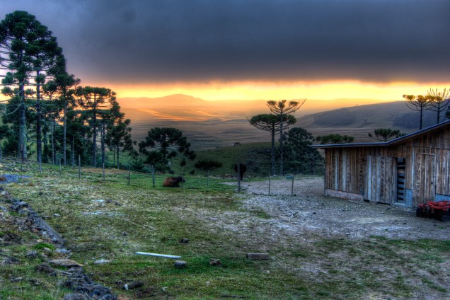O turismo rural é um dos maiores atrativos de quem visita a cidade; na foto, o por do sol em uma fazendinha próxima ao <a href="https://viajeaqui.abril.com.br/estabelecimentos/br-rs-sao-jose-dos-ausentes-atracao-monte-negro" rel="Pico Monte Negro" target="_blank">Pico Monte Negro</a>