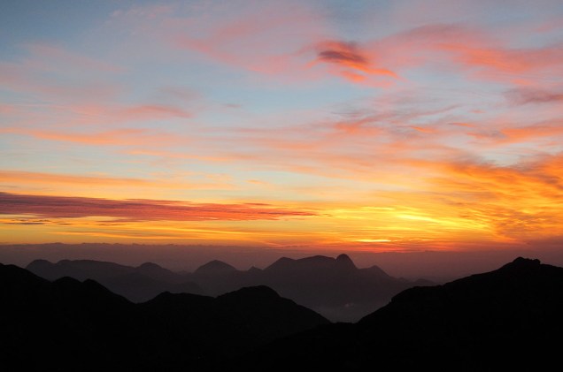 Pôr do sol no alto da Pedra do Sino, no Parque Nacional da Serra dos Órgãos, em Teresópolis (RJ)