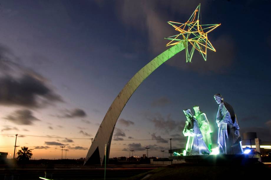 <strong>Pórtico dos Reis Magos</strong><br /> <br /> Pórtico dos Reis Magos, em <a href="http://viajeaqui.abril.com.br/cidades/br-rn-natal" rel="Natal" target="_blank">Natal</a>, no <a href="http://viajeaqui.abril.com.br/estados/br-rio-grande-do-norte" rel="Rio Grande do Norte" target="_blank">Rio Grande do Norte</a>, dão boas-vindas a quem chega à capital potiguar