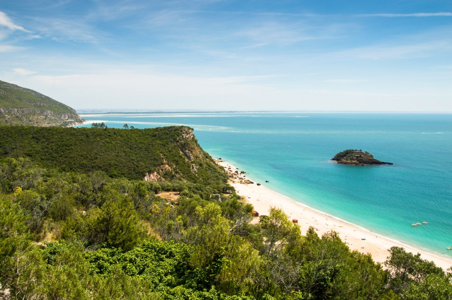 Essa praia é perfeita para a prática de mergulho, já que suas águas são transparentes e sossegadas. Seu nome origina-se da Serra da Arrábida, a qual permeia o lado leste de seu litoral. É interessante visitar – além das várias opções de restaurantes que a praia dispõe – a Estação Arqueológica do Creiro e o Museu Oceanográfico. <em><a href="https://www.booking.com/city/pt/portinho-da-arrabida.pt-br.html?aid=332455&label=viagemabril-praiasportugal" target="_blank" rel="noopener noreferrer">Reserve o seu hotel em Portinho da Arrábida através do Booking.com</a></em>