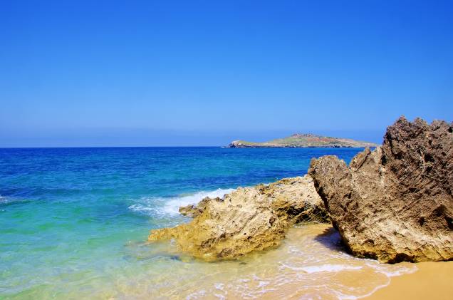 Entre as várias praias de Porto Covo (e também de sua ilha, a do Pessegueiro), a escolhida para ser a queridinha dos turistas é a Praia Grande. Isso não é à toa, porque os tons de azul de suas águas, as formações rochosas e seu amplo espaço na areia, fazem dela dona de uma beleza excepcional. <a href="http://www.booking.com/city/pt/setubal.html?aid=332455&label=viagemabril-praiasportugal" target="_blank" rel="noopener noreferrer"><em>Reserve o seu hotel em Setúbal através do Booking.com</em></a>