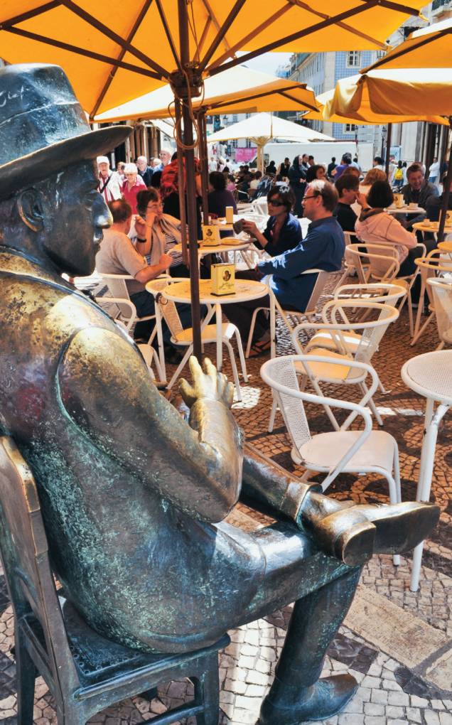 <strong>Fernando Pessoa</strong> de bronze no café A Brasileira, em Lisboa, Portugal