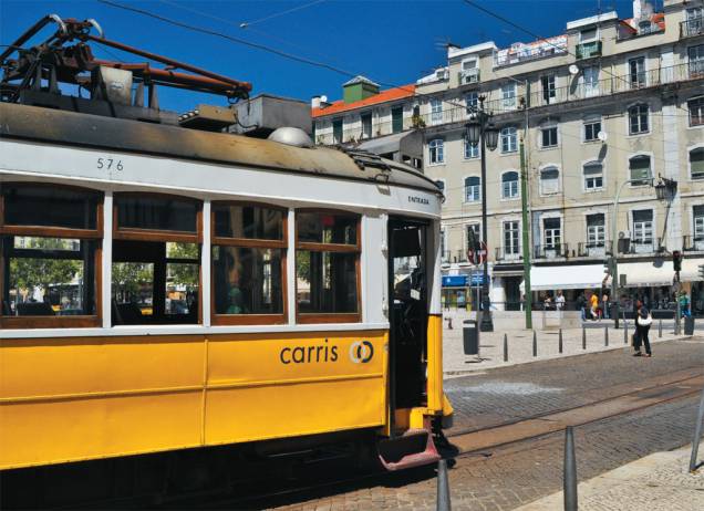 O bondinho que corta Lisboa, chamado de eléctrico, em Portugal