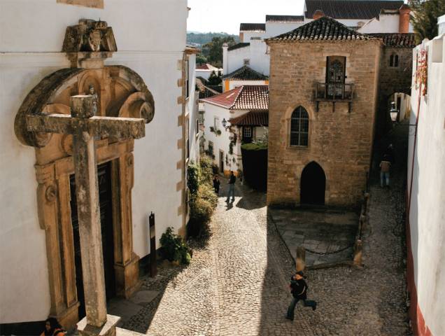 Rua da cidade medieval de Óbidos, dada pelo rei dom Dinis à esposa, Isabel Rua da cidade medieval de Óbidos, dada pelo rei dom Dinis à esposa, Isabel