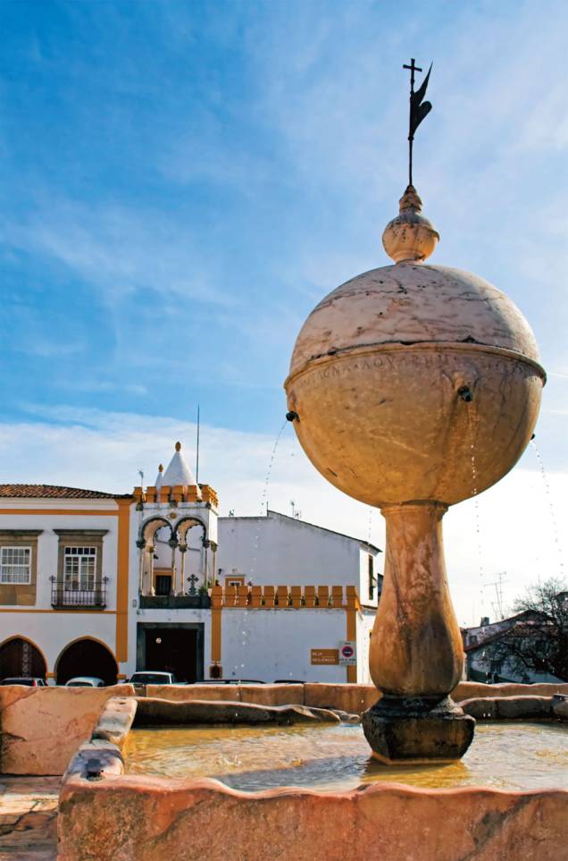 Fonte em praça de Évora, no Alentejo, e mercado do Porto, em Portugal Fonte em praça de Évora, no Alentejo, e mercado do Porto, em Portugal