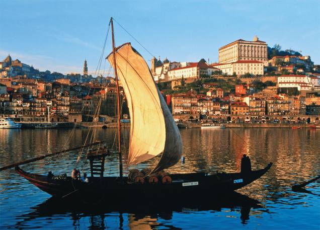 Barco turístico de transporte de vinho no Rio Douro, em Porto, Portugal