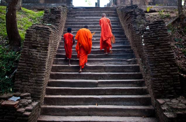 Monges budistas em Polonnaruwa Monges budistas em Polonnaruwa