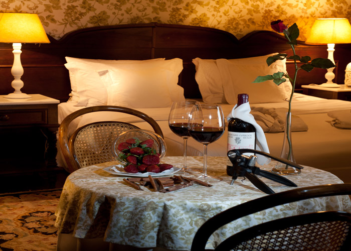 Taças de vinho na suíte Premium da Pousada Cravo e Canela, em <a href="https://viajeaqui.abril.com.br/cidades/br-rs-canela" rel="Canela" target="_blank">Canela</a>, no <a href="https://viajeaqui.abril.com.br/estados/br-rio-grande-do-sul" rel="Rio Grande do Sul" target="_blank">Rio Grande do Sul</a> Taças de vinho na suíte Premium da Pousada Cravo e Canela, em <a href="https://viajeaqui.abril.com.br/cidades/br-rs-canela" rel="Canela" target="_blank">Canela</a>, no <a href="https://viajeaqui.abril.com.br/estados/br-rio-grande-do-sul" rel="Rio Grande do Sul" target="_blank">Rio Grande do Sul</a>