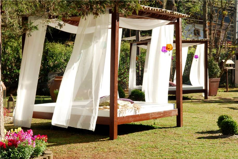 <strong><a href="https://www.booking.com/hotel/br/pousada-da-pedra.en-us.html?aid=332455&sid=b6bf542626b1a2c7a9951e44506f270a&dest_id=-634196&dest_type=city&hapos=1&hpos=1&sr_order=popularity&srepoch=1565730236&srpvid=c4ab941efbce01b8&ucfs=1&from=searchresults;highlight_room=#hotelTmpl" target="_blank" rel="noopener">Pousada da Pedra</a> – <a href="http://viajeaqui.abril.com.br/cidades/br-sp-campos-do-jordao" target="_blank" rel="noopener">Campos do Jordão</a> (SP)</strong>Os gazebos no gramado (foto) da Pousada da Pedra são um convite ao ócio. O mesmo conforto é encontrado suítes, que têm cama king size, DVD e TV a cabo. Alguns quartos têm lareira, verifique este detalhe antes de reservar, pois o calorzinho dela vai fazer diferença em uma das cidades mais badaladas do inverno. Precisa de mais para relaxar? Tem massagista na pousada!
