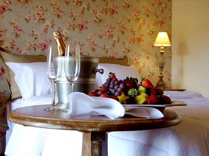 <strong><a href="https://www.booking.com/hotel/br/lis-bleu-pousada.en-us.html?aid=332455;sid=b6bf542626b1a2c7a9951e44506f270a;dest_id=-676172;dest_type=city;dist=0;group_adults=2;hapos=1;hpos=1;room1=A%2CA;sb_price_type=total;sr_order=popularity;srepoch=1565730021;srpvid=018493b2718e02d9;type=total;ucfs=1&#hotelTmpl" target="_blank" rel="noopener">Pousada Lis Bleu</a> – <a href="http://viajeaqui.abril.com.br/cidades/br-mg-tiradentes" target="_blank" rel="noopener">Tiradentes</a> (MG)</strong>Que tal ver um céu bem estrelado ao lado do seu amor? Em noites de poucas nuvens, o deque da Pousada Lis Bleu oferece uma ótima vista para admirar a Lua e as estrelas. Se o tempo não ajudar, não se preocupe: você não irá decepcionar seu amor, pois estará instalado em um dos quartos mais aconchegantes de Tiradentes, todos com lareira, lençóis de puro algodão com 200 fios e mobília caprichada. E quando acordar, terá um café da manhã de primeira, com itens caseiros