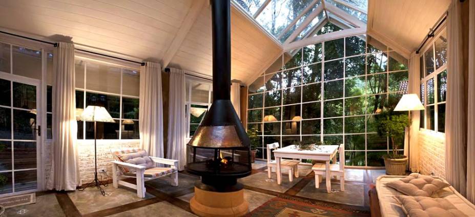 <strong>Gonçalves (Minas Gerais)</strong> Pousadas muito bem decoradas, restaurantes e cafés convidativos e caminhadas em meio à natureza. A pequena <a href="https://viajeaqui.abril.com.br/cidades/br-mg-goncalves">Gonçalves</a> vive uma lua de mel com os turistas, com boa infraestrutura e novos endereços a cada temporada, tudo com serviço atencioso e belas paisagens. <a href="https://www.booking.com/searchresults.pt-br.html?aid=332455&lang=pt-br&sid=eedbe6de09e709d664615ac6f1b39a5d&sb=1&src=searchresults&src_elem=sb&error_url=https%3A%2F%2Fwww.booking.com%2Fsearchresults.pt-br.html%3Faid%3D332455%3Bsid%3Deedbe6de09e709d664615ac6f1b39a5d%3Bcity%3D-646477%3Bclass_interval%3D1%3Bdest_id%3D-624793%3Bdest_type%3Dcity%3Bdtdisc%3D0%3Bfrom_sf%3D1%3Bgroup_adults%3D2%3Bgroup_children%3D0%3Binac%3D0%3Bindex_postcard%3D0%3Blabel_click%3Dundef%3Bno_rooms%3D1%3Boffset%3D0%3Bpostcard%3D0%3Braw_dest_type%3Dcity%3Broom1%3DA%252CA%3Bsb_price_type%3Dtotal%3Bsearch_selected%3D1%3Bsrc%3Dsearchresults%3Bsrc_elem%3Dsb%3Bss%3DAndara%25C3%25AD%252C%2520%25E2%2580%258BBahia%252C%2520%25E2%2580%258BBrasil%3Bss_all%3D0%3Bss_raw%3DAndara%25C3%25AD%3Bssb%3Dempty%3Bsshis%3D0%3Bssne_untouched%3DIgatu%26%3B&ss=Gon%C3%A7alves%2C+%E2%80%8BMinas+Gerais%2C+%E2%80%8BBrasil&ssne=Andara%C3%AD&ssne_untouched=Andara%C3%AD&city=-624793&checkin_monthday=&checkin_month=&checkin_year=&checkout_monthday=&checkout_month=&checkout_year=&no_rooms=1&group_adults=2&group_children=0&highlighted_hotels=&from_sf=1&ss_raw=Gon%C3%A7alves&ac_position=0&ac_langcode=xb&dest_id=-644945&dest_type=city&search_pageview_id=773d906e68530145&search_selected=true&search_pageview_id=773d906e68530145&ac_suggestion_list_length=5&ac_suggestion_theme_list_length=0" target="_blank" rel="noopener"><em>Busque hospedagens em Gonçalves no Booking.com</em></a> <strong>Gonçalves (Minas Gerais)</strong> Pousadas muito bem decoradas, restaurantes e cafés convidativos e caminhadas em meio à natureza. A pequena <a href="https://viajeaqui.abril.com.br/cidades/br-mg-goncalves">Gonçalves</a> vive uma lua de mel com os turistas, com boa infraestrutura e novos endereços a cada temporada, tudo com serviço atencioso e belas paisagens. <a href="https://www.booking.com/searchresults.pt-br.html?aid=332455&lang=pt-br&sid=eedbe6de09e709d664615ac6f1b39a5d&sb=1&src=searchresults&src_elem=sb&error_url=https%3A%2F%2Fwww.booking.com%2Fsearchresults.pt-br.html%3Faid%3D332455%3Bsid%3Deedbe6de09e709d664615ac6f1b39a5d%3Bcity%3D-646477%3Bclass_interval%3D1%3Bdest_id%3D-624793%3Bdest_type%3Dcity%3Bdtdisc%3D0%3Bfrom_sf%3D1%3Bgroup_adults%3D2%3Bgroup_children%3D0%3Binac%3D0%3Bindex_postcard%3D0%3Blabel_click%3Dundef%3Bno_rooms%3D1%3Boffset%3D0%3Bpostcard%3D0%3Braw_dest_type%3Dcity%3Broom1%3DA%252CA%3Bsb_price_type%3Dtotal%3Bsearch_selected%3D1%3Bsrc%3Dsearchresults%3Bsrc_elem%3Dsb%3Bss%3DAndara%25C3%25AD%252C%2520%25E2%2580%258BBahia%252C%2520%25E2%2580%258BBrasil%3Bss_all%3D0%3Bss_raw%3DAndara%25C3%25AD%3Bssb%3Dempty%3Bsshis%3D0%3Bssne_untouched%3DIgatu%26%3B&ss=Gon%C3%A7alves%2C+%E2%80%8BMinas+Gerais%2C+%E2%80%8BBrasil&ssne=Andara%C3%AD&ssne_untouched=Andara%C3%AD&city=-624793&checkin_monthday=&checkin_month=&checkin_year=&checkout_monthday=&checkout_month=&checkout_year=&no_rooms=1&group_adults=2&group_children=0&highlighted_hotels=&from_sf=1&ss_raw=Gon%C3%A7alves&ac_position=0&ac_langcode=xb&dest_id=-644945&dest_type=city&search_pageview_id=773d906e68530145&search_selected=true&search_pageview_id=773d906e68530145&ac_suggestion_list_length=5&ac_suggestion_theme_list_length=0" target="_blank" rel="noopener"><em>Busque hospedagens em Gonçalves no Booking.com</em></a>