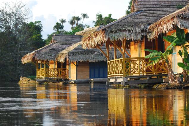 <a href="http://uakarilodge.com.br/" target="_blank" rel="noopener"><strong>Pousada Flutuante Uakari</strong> </a>A Pousada Uakari fica no meio da Floresta Amazônica, na Reserva de desenvolvimento sustentável Mamirauá, com mais de 1 milhão de hectares e rica fauna: há desde o macaco uacari, fácil de encontrar, até a onça-pintada. O hotel é um dos locais favoritos dos observadores de aves e pesquisadores – muitos deles até palestram para os hóspedes. Da varanda e da janela dos quartos, veem-se o encontro de dois rios e a mata exuberante. Tem wi-fi e energia durante boa parte do dia; e ainda oferece serviço de lavanderia. A simpática equipe é composta por biólogos e guias locais muito bem-treinados. O quarto tem banho quente e ventilador ligado por 12 horas
