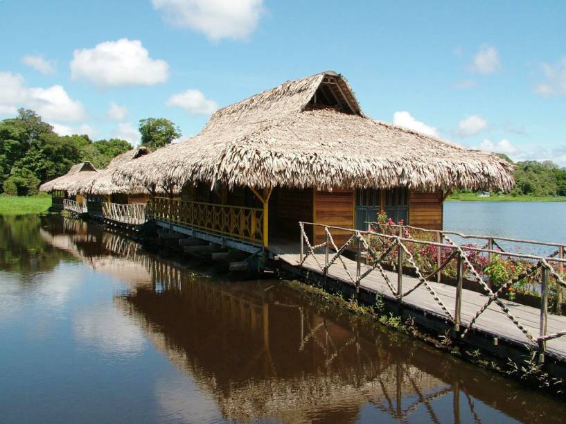 <a href="http://freewayviagens.tur.br/" rel="Freeway" target="_blank"><strong>Freeway</strong></a> <strong>O que ela faz por você</strong> Leva a bangalô futuante no miolo da Amazônia. <strong>Pacote</strong> Após o pernoite em <a href="http://viajeaqui.abril.com.br/cidades/br-am-manaus" rel="Manaus" target="_blank">Manaus</a>, no novo e upscale <a href="http://villaamazonia.com/pt/" rel="Villa Amazônia" target="_blank">Villa Amazônia</a>, construído em casarão histórico, o tour segue em voo de 1 hora (não incluído) até Tefé, de onde há traslado de lancha para a <a href="http://viajeaqui.abril.com.br/estabelecimentos/br-am-manaus-hospedagem-pousada-uacari" rel="Pousada Uacari" target="_blank">Pousada Uacari</a> (foto). São três noites na hospedagem futuante, que fca localizada na Reserva Mamirauá, entre os rios Solimões, Auati-Paraná e Japurá, e tem apenas cinco bangalôs, cada um com duas suítes. Os hóspedes fazem trilha na foresta, passeio de canoa e de barco pelo Lago Mamirauá, contemplação do por do sol e focagem noturna de animais. Desde R$ 2303 (sem aéreos)