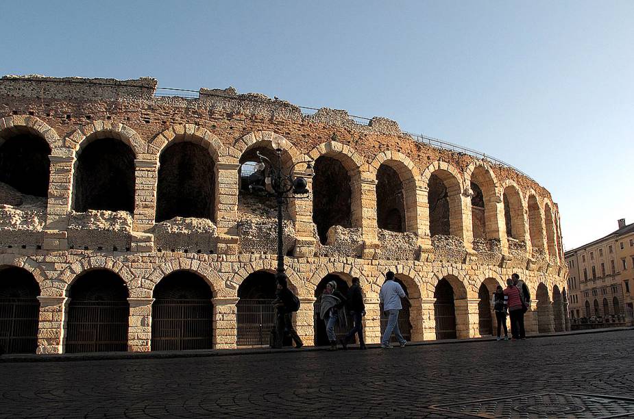 As monumentais produções de ópera apresentadas na Arena di Verona são referência mundial