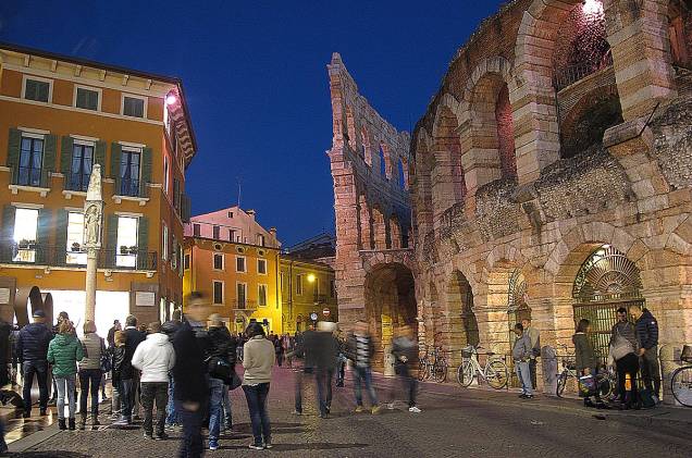 Graças à sua acústica, a Arena di Verona é um excelente local para a realização de concertos, prática que se iniciou em 1913 Graças à sua acústica, a Arena di Verona é um excelente local para a realização de concertos, prática que se iniciou em 1913
