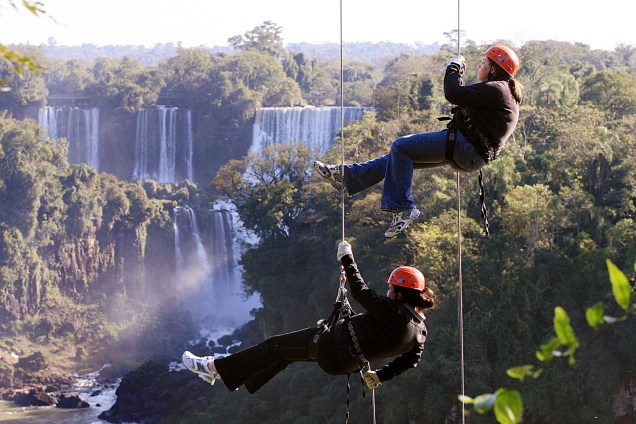 <strong>1. Cataratas do Iguaçu</strong>    O Parque Nacional do Iguaçu (PR) vai além da beleza cênica das Cataratas. No centro de esportes de aventura é possível praticar rapel, rafting e arvorismo.
