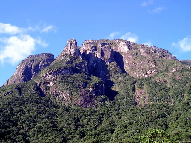 Paraíso para os ecoturistas, o Parque Estadual do Marumbi, em Morretes (PR), conta com trilhas difíceis e íngremes que levam a montes de mais de 1500 m e caminhadas moderadas que dão acesso à cachoeiras e piscinas naturais Paraíso para os ecoturistas, o Parque Estadual do Marumbi, em Morretes (PR), conta com trilhas difíceis e íngremes que levam a montes de mais de 1500 m e caminhadas moderadas que dão acesso à cachoeiras e piscinas naturais