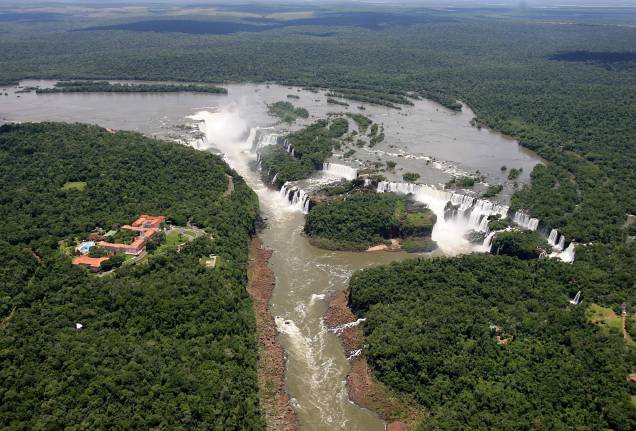 <strong>1. Cataratas do Iguaçu</strong> O passeio de helicóptero proporciona uma perspectiva diferente, mas ainda assim espetacular, das Cataratas do Iguaçu e dos dois Parques Nacionais (o Brasileiro e o Argentino) <strong>1. Cataratas do Iguaçu</strong> O passeio de helicóptero proporciona uma perspectiva diferente, mas ainda assim espetacular, das Cataratas do Iguaçu e dos dois Parques Nacionais (o Brasileiro e o Argentino)
