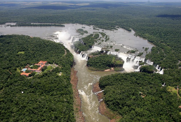 <strong>1. Cataratas do Iguaçu</strong>    O passeio de helicóptero proporciona uma perspectiva diferente, mas ainda assim espetacular, das Cataratas do Iguaçu e dos dois Parques Nacionais (o Brasileiro e o Argentino)