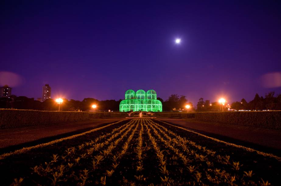 Inspirada nos antigos salões de cristal ingleses, a bela estufa do Jardim Botânico de Curitiba (PR), reúne espécies da Mata Atlântica. O Jardim Francês, o Jardim das Sensações e o Museu de Botânica completam o cenário bucólico do maior cartão postal da cidade