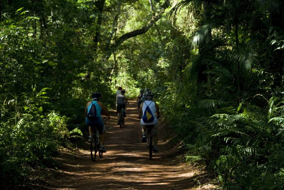 O passeio da Trilha do Poço Preto, no <strong>Parque Nacional do Iguaçu</strong>, em <a href="http://viajeaqui.abril.com.br/cidades/br-pr-foz-do-iguacu" rel="Foz do Iguaçu" target="_self">Foz do Iguaçu</a>, <a href="http://viajeaqui.abril.com.br/estados/br-parana" rel="Paraná" target="_self">Paraná</a>, começa com uma pedalada de 9 km. Após um descanso à beira do Rio Iguaçu, é hora de pegar uma lancha para navegar pelo rio e curtir o pôr do sol no final da tarde
