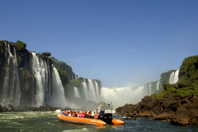 Após um passeio de trenzinho para conhecer um pouco da flora e da fauna do Parque Nacional do Iguaçu (PR), o grupo embarca na lancha em direção às Cataratas do Iguaçu. Prepare-se para ficar molhado