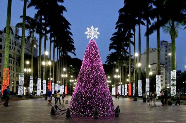 <strong>Praça da Sé</strong>    Árvore de Natal iluminada decora a praça em frente à Catedral