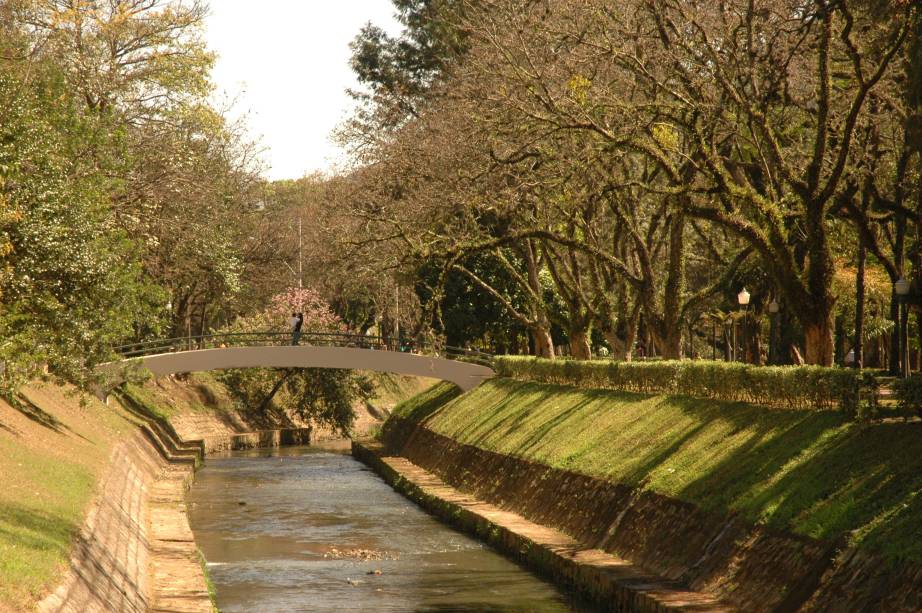 <a href="http://viajeaqui.abril.com.br/cidades/br-mg-pocos-de-caldas" rel="Poços de Caldas, Minas Gerais" target="_self"><strong>Poços de Caldas, Minas Gerais</strong></a><a href="http://viajeaqui.abril.com.br/estabelecimentos/br-mg-pocos-de-caldas-atracao-fontes" rel="Fontes termais" target="_self">Fontes termais</a> e <a href="http://viajeaqui.abril.com.br/estabelecimentos/br-mg-pocos-de-caldas-atracao-cascata-veu-das-noivas" rel="cachoeiras" target="_self">cachoeiras</a> são apenas alguns dos atrativos da cidade. Aqui, é possível encontrar atrações com o charme de antigamente, caso do passeio de charrete que inclui roteiros pelo Centro e degustação de queijos e vinhos em algumas lojas. Também não deixe de visitar <a href="http://viajeaqui.abril.com.br/estabelecimentos/br-mg-pocos-de-caldas-atracao-cristais-sao-marcos" rel="fábricas de cristais" target="_self">fábricas de cristais</a> e fazer um passeio de teleférico, cujo ponto final é uma visita ao Cristo Redentor da cidade. A estrutura completa de lazer em grande parte dos hotéis é uma boa pedida para famílias com crianças<em><a href="http://www.booking.com/city/br/pocos-de-caldas.pt-br.html?sid=5b28d827ef00573fdd3b49a282e323ef;dcid=1?aid=332455&label=viagemabril-destinos-economicos-de-inverno-no-brasil" rel="Veja preços de hotéis em Poços de Caldas no Booking.com" target="_blank">Veja preços de hotéis em Poços de Caldas no Booking.com</a></em>