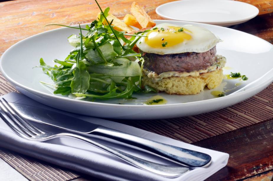 <a href="https://viajeaqui.abril.com.br/estabelecimentos/br-sp-sao-paulo-restaurante-praca-sao-lourenco" rel="Praça São Lourenço">Praça São Lourenço</a>, restaurante na Vila Olímpia: aqui a sugestão também é um hambúrguer à cavalo. O bifão coberto por um ovo frito ganhará a companhia de maionese de cogumelos trufada, cebola agridoce, rúcula e picles de pepino. <a href="https://viajeaqui.abril.com.br/estabelecimentos/br-sp-sao-paulo-restaurante-praca-sao-lourenco" rel="Praça São Lourenço">Praça São Lourenço</a>, restaurante na Vila Olímpia: aqui a sugestão também é um hambúrguer à cavalo. O bifão coberto por um ovo frito ganhará a companhia de maionese de cogumelos trufada, cebola agridoce, rúcula e picles de pepino.