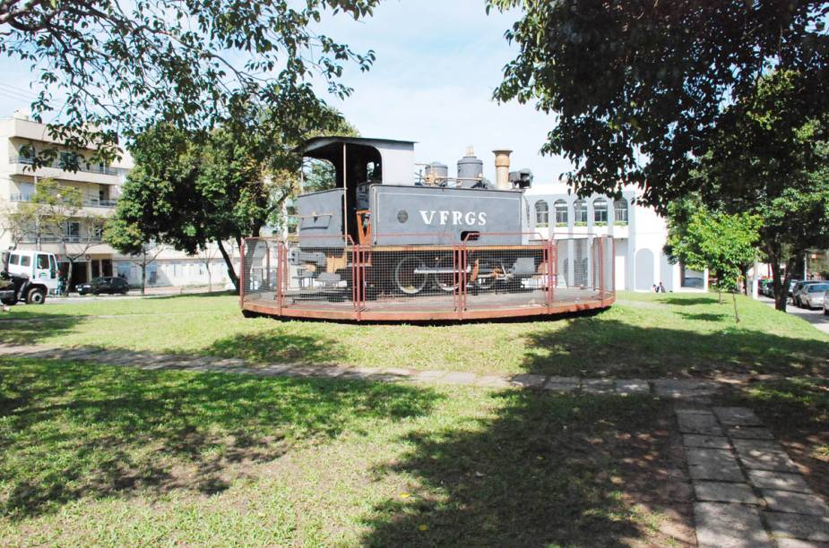 Na Praça Teotônio Vilela, fica uma das antigas locomotivas que funcionaram durante o auge da ferrovia em <strong>Santa Maria</strong>; ao fundo está localizada a Biblioteca Pública