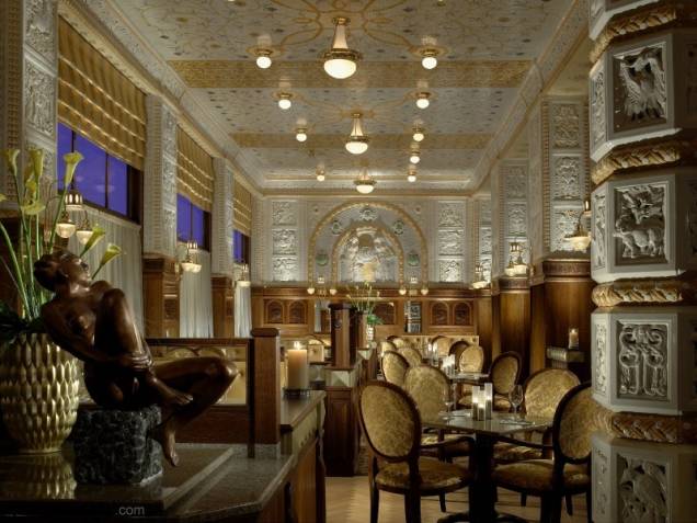 <strong>Cafe Imperial, Praga</strong><br /> Aberto em 1914 no andar térreo do Art Deco Imperial Hotel, em um impressionante prédio estilo art nouveau no centro da cidade, o <strong><a href="https://viajeaqui.abril.com.br/estabelecimentos/republica-tcheca-praga-restaurante-cafe-imperial" rel="Cafe Imperial" target="_self">Cafe Imperial</a></strong> é muito próximo do centro histórico e da Praça Wenceslas. É ricamente decorado, teto e paredes recobertas de mosaicos com motivos de flores e animais, de inspiração oriental, abundância dos belos cristais da Boemia, painéis esculpidos e muitos bronzes. Sua trajetória de fausto e elegância na <strong><a href="https://viajeaqui.abril.com.br/cidades/republica-tcheca-praga" rel="Praga" target="_blank">Praga</a></strong> então chamada de "Paris do Leste" foi interrompida por um doloroso hiato durante a Segunda Guerra Mundial, quando o exército alemão que ocupava a cidade fez do hotel o seu quartel general.<br /> <br /> Completamente restaurado em 2007, hoje para os moradores da cidade nada é mais tradicional do que ir ao teatro Smetana e, depois do espetáculo, tomar um café acompanhado de deliciosos doces da tradicional <em>pâtisserie</em> checa, no requintado ambiente do Café Imperial. Na verdade, sentar-se em uma de suas mesas significa uma volta ao passado e um reencontro com os fantasmas de seus antigos <em>habitués</em>, quem sabe até com aquele de Franz Kafka <strong>Cafe Imperial, Praga</strong><br /> Aberto em 1914 no andar térreo do Art Deco Imperial Hotel, em um impressionante prédio estilo art nouveau no centro da cidade, o <strong><a href="https://viajeaqui.abril.com.br/estabelecimentos/republica-tcheca-praga-restaurante-cafe-imperial" rel="Cafe Imperial" target="_self">Cafe Imperial</a></strong> é muito próximo do centro histórico e da Praça Wenceslas. É ricamente decorado, teto e paredes recobertas de mosaicos com motivos de flores e animais, de inspiração oriental, abundância dos belos cristais da Boemia, painéis esculpidos e muitos bronzes. Sua trajetória de fausto e elegância na <strong><a href="https://viajeaqui.abril.com.br/cidades/republica-tcheca-praga" rel="Praga" target="_blank">Praga</a></strong> então chamada de "Paris do Leste" foi interrompida por um doloroso hiato durante a Segunda Guerra Mundial, quando o exército alemão que ocupava a cidade fez do hotel o seu quartel general.<br /> <br /> Completamente restaurado em 2007, hoje para os moradores da cidade nada é mais tradicional do que ir ao teatro Smetana e, depois do espetáculo, tomar um café acompanhado de deliciosos doces da tradicional <em>pâtisserie</em> checa, no requintado ambiente do Café Imperial. Na verdade, sentar-se em uma de suas mesas significa uma volta ao passado e um reencontro com os fantasmas de seus antigos <em>habitués</em>, quem sabe até com aquele de Franz Kafka