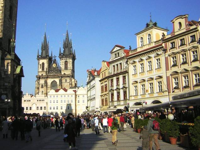 <strong>Praça da Cidade Velha (Staroměstské náměstí) – <a href="https://viagemeturismo.abril.com.br/cidades/praga-8/" target="_blank" rel="noopener">Praga</a> – <a href="https://viagemeturismo.abril.com.br/paises/republica-tcheca/" target="_blank" rel="noopener">República Tcheca</a></strong> Dominando o centro velho, a Staromestké Nám, como é conhecida pelos locais, é a mais famosa praça de Praga, dominada pelas torres góticas da igreja de Nossa Senhora de Týn e pela barroca Igreja de São Nicolas. É um grande espaço recheado por artistas de rua, lojas de suvenir, restaurantes e turistas de todas as idades, que se concentram de hora em hora para fotografar o Relógio Astronômico da Antiga Prefeitura e sua procissão de bonecos que anunciam a chegada de uma nova hora. O relógio fica na mesma torre onde foram gravadas cenas antológicas do filme “Um Dia, Um Gato”, clássico checo de 1963. Sugerimos ver a vida passar em um dos muitos bares da praça. As bebidas são mais caras aqui, mas é o preço para ter uma vista tão agradável <em><a href="https://www.booking.com/searchresults.pt-br.html?aid=332455&sid=d98f25c4d6d5f89238aebe98e11a09ba&sb=1&src=searchresults&src_elem=sb&error_url=https%3A%2F%2Fwww.booking.com%2Fsearchresults.pt-br.html%3Faid%3D332455%3Bsid%3Dd98f25c4d6d5f89238aebe98e11a09ba%3Btmpl%3Dsearchresults%3Bac_click_type%3Db%3Bac_position%3D0%3Bcity%3D-631243%3Bclass_interval%3D1%3Bdest_id%3D-1658079%3Bdest_type%3Dcity%3Bdtdisc%3D0%3Bfrom_sf%3D1%3Bgroup_adults%3D2%3Bgroup_children%3D0%3Biata%3DMEX%3Binac%3D0%3Bindex_postcard%3D0%3Blabel_click%3Dundef%3Bno_rooms%3D1%3Boffset%3D0%3Bpostcard%3D0%3Braw_dest_type%3Dcity%3Broom1%3DA%252CA%3Bsb_price_type%3Dtotal%3Bsearch_selected%3D1%3Bshw_aparth%3D1%3Bslp_r_match%3D0%3Bsrc%3Dsearchresults%3Bsrc_elem%3Dsb%3Bsrpvid%3D773e7c0923780163%3Bss%3DCidade%2520do%2520M%25C3%25A9xico%252C%2520Regi%25C3%25A3o%2520da%2520Cidade%2520do%2520M%25C3%25A9xico%252C%2520M%25C3%25A9xico%3Bss_all%3D0%3Bss_raw%3Dcidade%2520do%2520m%25C3%25A9xico%3Bssb%3Dempty%3Bsshis%3D0%3Bssne%3DBras%25C3%25ADlia%3Bssne_untouched%3DBras%25C3%25ADlia%26%3B&ss=Praga%2C+Rep%C3%BAblica+Tcheca&is_ski_area=&ssne=Cidade+do+M%C3%A9xico&ssne_untouched=Cidade+do+M%C3%A9xico&city=-1658079&checkin_year=&checkin_month=&checkout_year=&checkout_month=&group_adults=2&group_children=0&no_rooms=1&from_sf=1&ss_raw=praga&ac_position=0&ac_langcode=xb&ac_click_type=b&dest_id=-553173&dest_type=city&iata=PRG&place_id_lat=50.08773&place_id_lon=14.421133&search_pageview_id=773e7c0923780163&search_selected=true&search_pageview_id=773e7c0923780163&ac_suggestion_list_length=5&ac_suggestion_theme_list_length=0" target="_blank" rel="noopener">Busque hospedagem em Praga</a> </em> <strong>Praça da Cidade Velha (Staroměstské náměstí) – <a href="https://viagemeturismo.abril.com.br/cidades/praga-8/" target="_blank" rel="noopener">Praga</a> – <a href="https://viagemeturismo.abril.com.br/paises/republica-tcheca/" target="_blank" rel="noopener">República Tcheca</a></strong> Dominando o centro velho, a Staromestké Nám, como é conhecida pelos locais, é a mais famosa praça de Praga, dominada pelas torres góticas da igreja de Nossa Senhora de Týn e pela barroca Igreja de São Nicolas. É um grande espaço recheado por artistas de rua, lojas de suvenir, restaurantes e turistas de todas as idades, que se concentram de hora em hora para fotografar o Relógio Astronômico da Antiga Prefeitura e sua procissão de bonecos que anunciam a chegada de uma nova hora. O relógio fica na mesma torre onde foram gravadas cenas antológicas do filme “Um Dia, Um Gato”, clássico checo de 1963. Sugerimos ver a vida passar em um dos muitos bares da praça. As bebidas são mais caras aqui, mas é o preço para ter uma vista tão agradável <em><a href="https://www.booking.com/searchresults.pt-br.html?aid=332455&sid=d98f25c4d6d5f89238aebe98e11a09ba&sb=1&src=searchresults&src_elem=sb&error_url=https%3A%2F%2Fwww.booking.com%2Fsearchresults.pt-br.html%3Faid%3D332455%3Bsid%3Dd98f25c4d6d5f89238aebe98e11a09ba%3Btmpl%3Dsearchresults%3Bac_click_type%3Db%3Bac_position%3D0%3Bcity%3D-631243%3Bclass_interval%3D1%3Bdest_id%3D-1658079%3Bdest_type%3Dcity%3Bdtdisc%3D0%3Bfrom_sf%3D1%3Bgroup_adults%3D2%3Bgroup_children%3D0%3Biata%3DMEX%3Binac%3D0%3Bindex_postcard%3D0%3Blabel_click%3Dundef%3Bno_rooms%3D1%3Boffset%3D0%3Bpostcard%3D0%3Braw_dest_type%3Dcity%3Broom1%3DA%252CA%3Bsb_price_type%3Dtotal%3Bsearch_selected%3D1%3Bshw_aparth%3D1%3Bslp_r_match%3D0%3Bsrc%3Dsearchresults%3Bsrc_elem%3Dsb%3Bsrpvid%3D773e7c0923780163%3Bss%3DCidade%2520do%2520M%25C3%25A9xico%252C%2520Regi%25C3%25A3o%2520da%2520Cidade%2520do%2520M%25C3%25A9xico%252C%2520M%25C3%25A9xico%3Bss_all%3D0%3Bss_raw%3Dcidade%2520do%2520m%25C3%25A9xico%3Bssb%3Dempty%3Bsshis%3D0%3Bssne%3DBras%25C3%25ADlia%3Bssne_untouched%3DBras%25C3%25ADlia%26%3B&ss=Praga%2C+Rep%C3%BAblica+Tcheca&is_ski_area=&ssne=Cidade+do+M%C3%A9xico&ssne_untouched=Cidade+do+M%C3%A9xico&city=-1658079&checkin_year=&checkin_month=&checkout_year=&checkout_month=&group_adults=2&group_children=0&no_rooms=1&from_sf=1&ss_raw=praga&ac_position=0&ac_langcode=xb&ac_click_type=b&dest_id=-553173&dest_type=city&iata=PRG&place_id_lat=50.08773&place_id_lon=14.421133&search_pageview_id=773e7c0923780163&search_selected=true&search_pageview_id=773e7c0923780163&ac_suggestion_list_length=5&ac_suggestion_theme_list_length=0" target="_blank" rel="noopener">Busque hospedagem em Praga</a> </em>